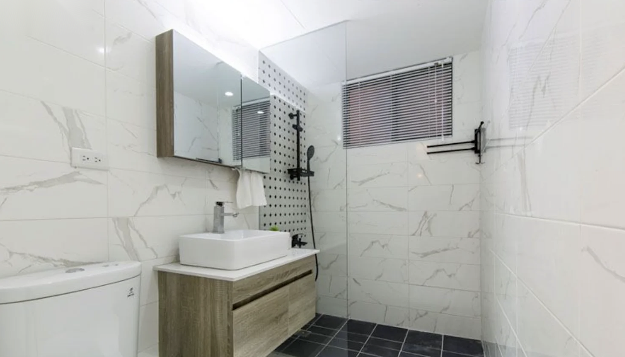 Después - Plato de ducha contemporáneo instalado