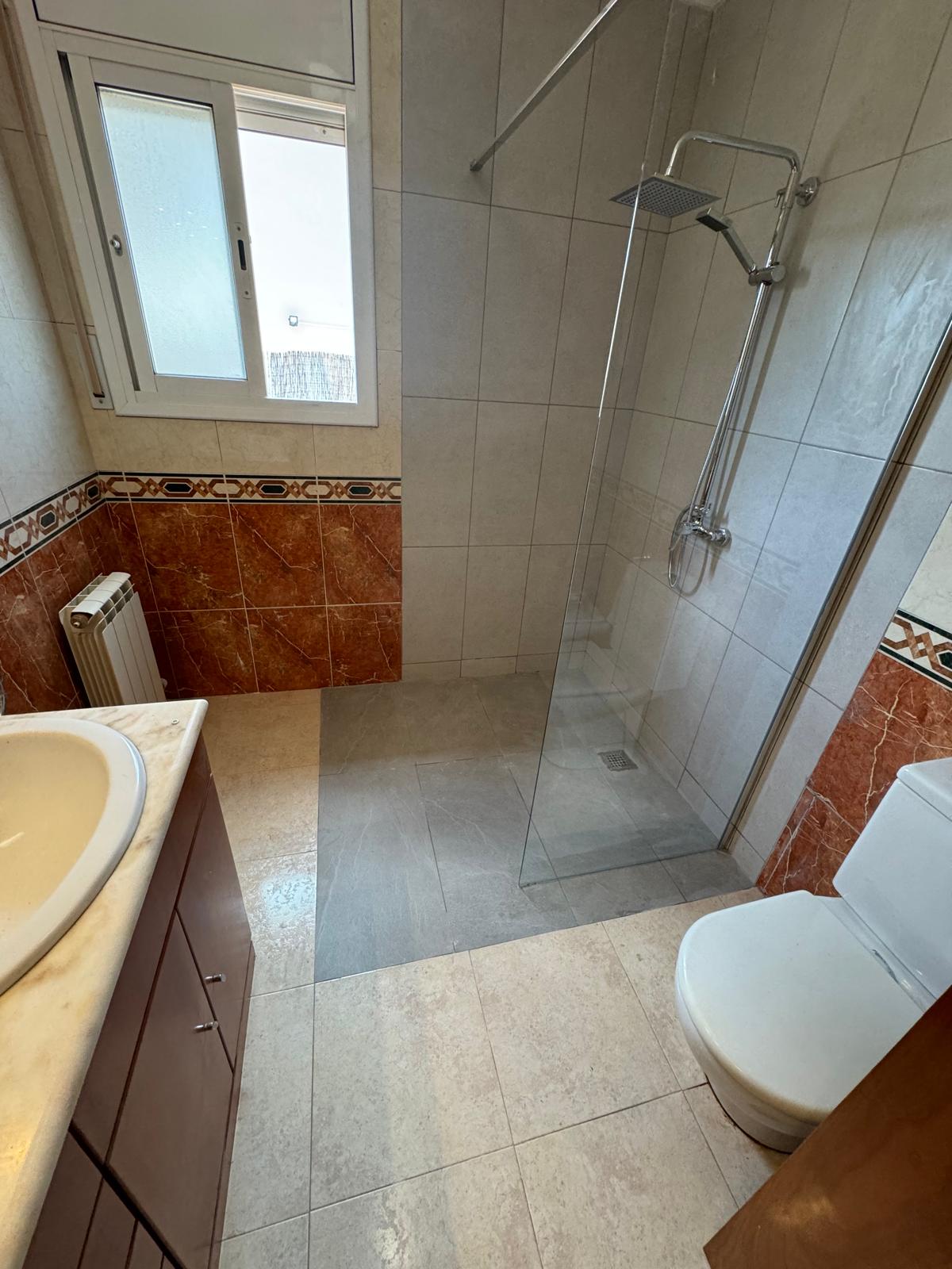 Instalación de ducha moderna - Plato de ducha antideslizante