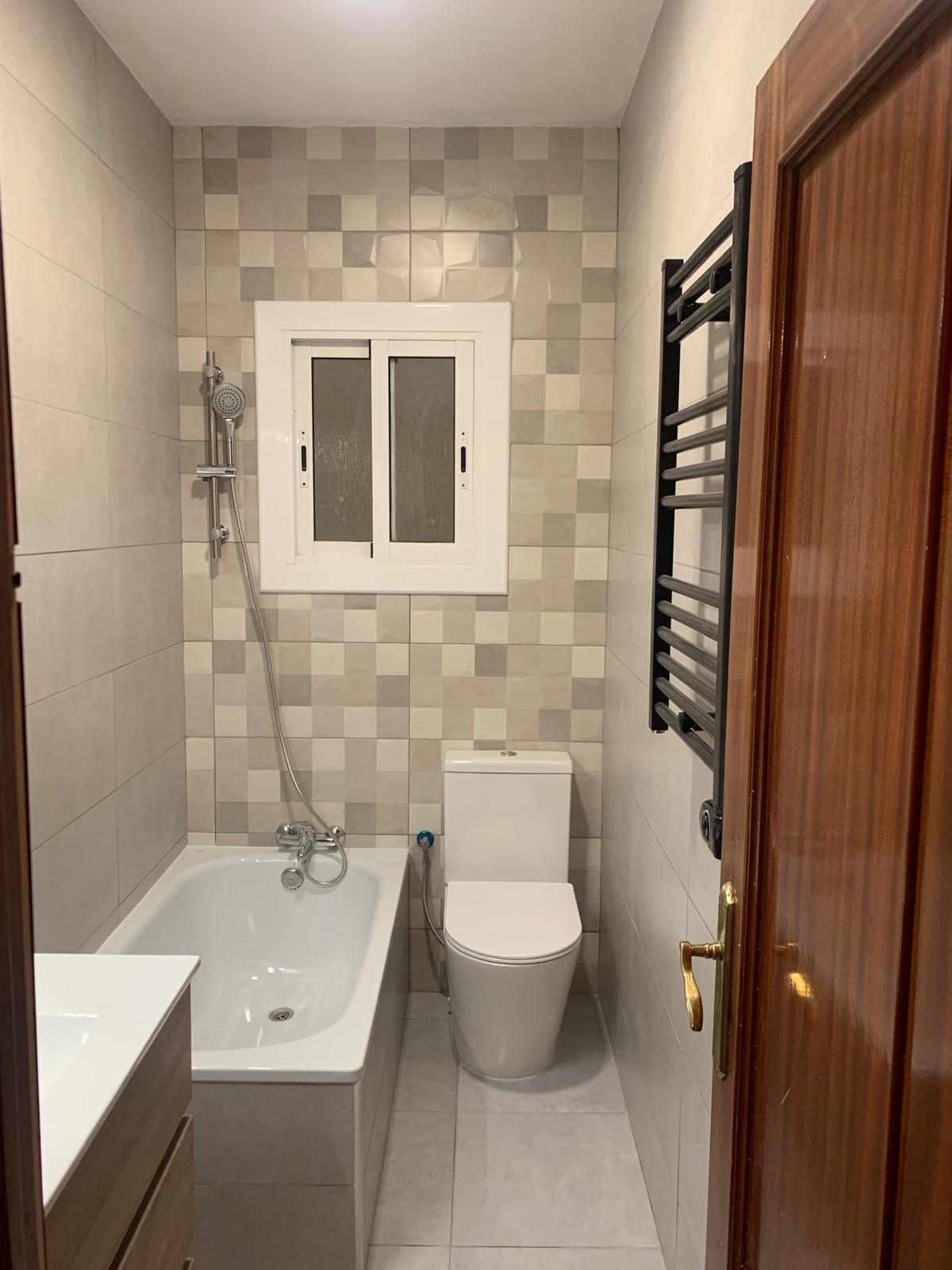 Reforma integral baño con suelo hidráulico Barcelona - Reformes Bonilla