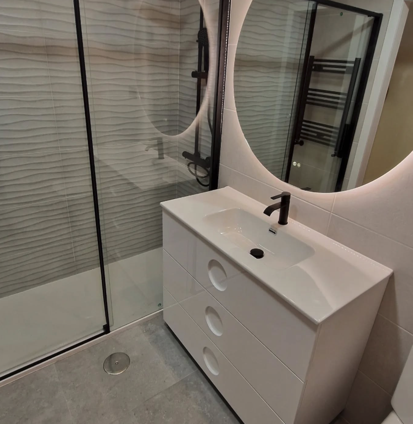 Reforma baño pequeño con bañera Barcelona - Reformes Bonilla