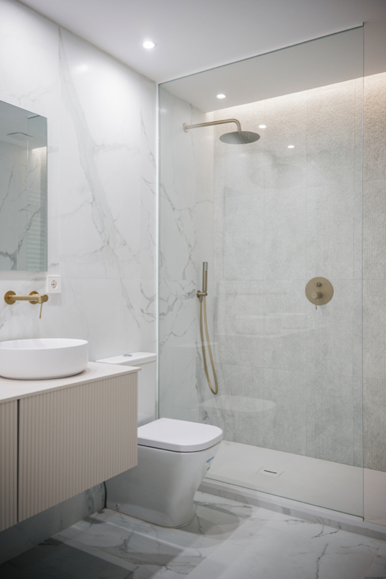 Reforma integral baño con mueble suspendido Barcelona - Reformes Bonilla