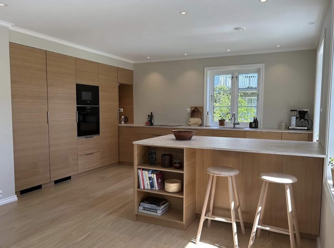 Cocina con isla en madera - Reforma integral Barcelona