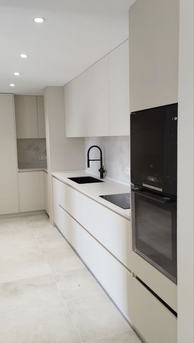 Cocina Minimalista 1 - Diseño puro y elegante - Reforma Barcelona - Reformes Bonilla
